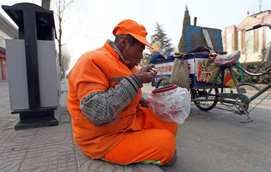 輸送帶廠家：暖心！老人高溫下賣菜城管買下送環(huán)衛(wèi)工